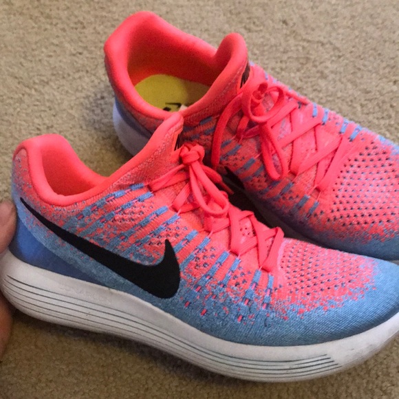 nike running shoes LIKE NEW - Picture 1 of 3